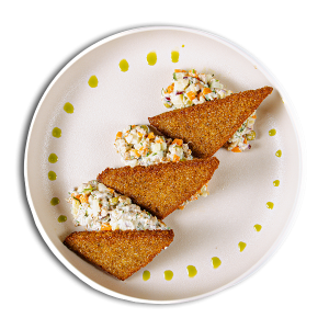 Оливье с бужениной и гренками